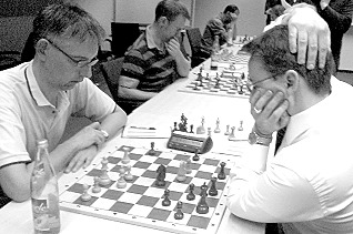 Foto: Michael Sann (li., Unterhaching II) gegen Christian Cramer (Schach-Union I)