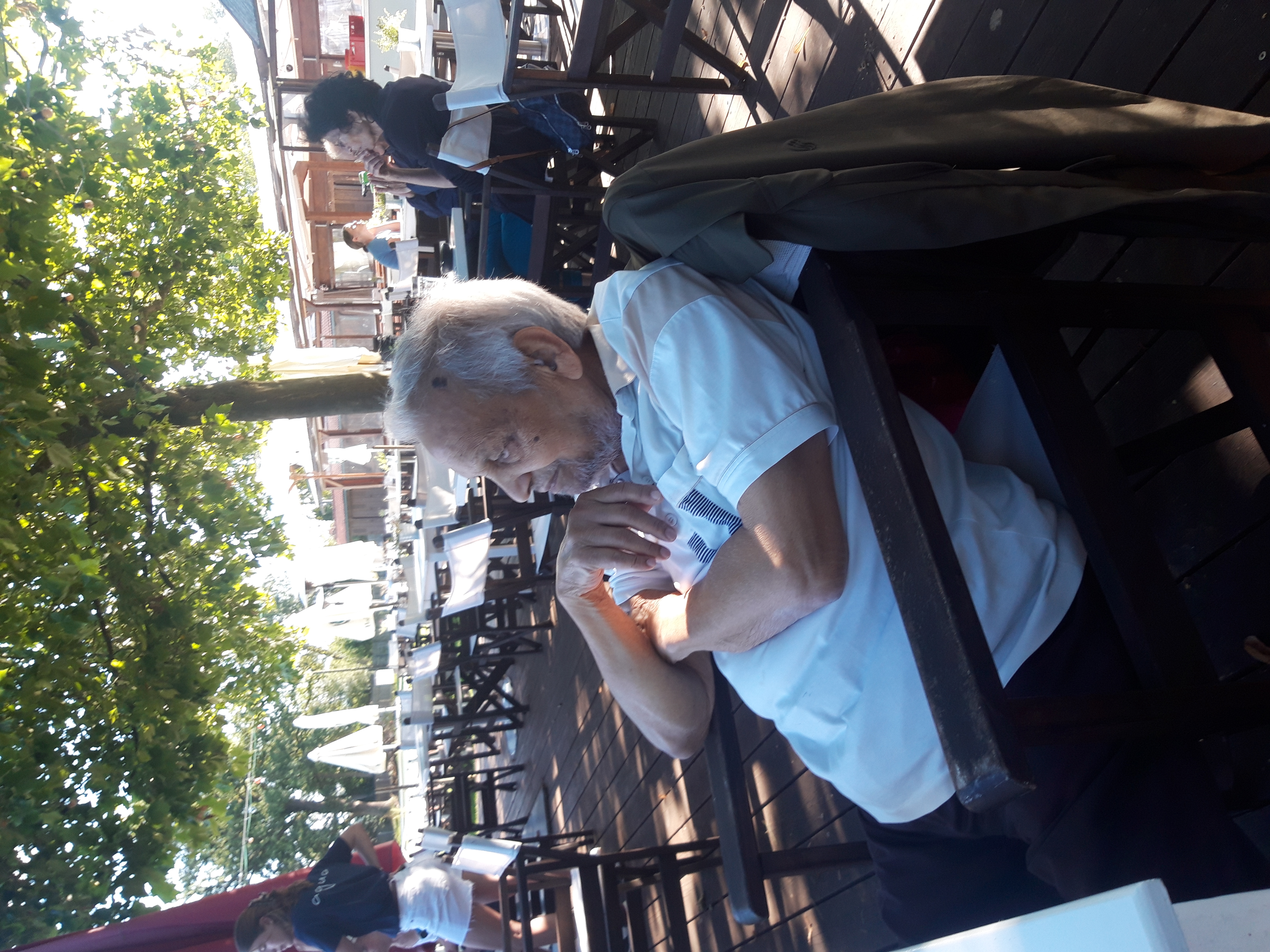 Pushi beim Genießen eines sonnigen Tages