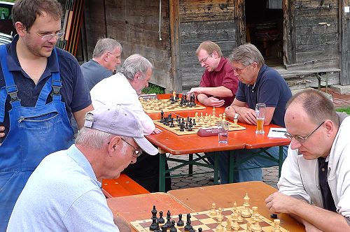 Ein Kiebitz beobachtet die Blitzpartien