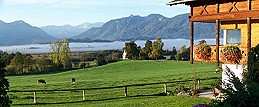 Blick vom Georgihof auf's Murnauer Moos und die Berge