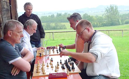 Vorn Uli Hofmarksrichter gegen Christian Eltzschig, dahinter Herbert Erler gegen Reza Azimi