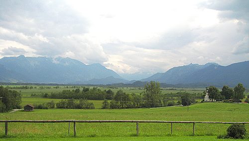 Blick vom Georgihof auf's Murnauer Moos und die Berge
